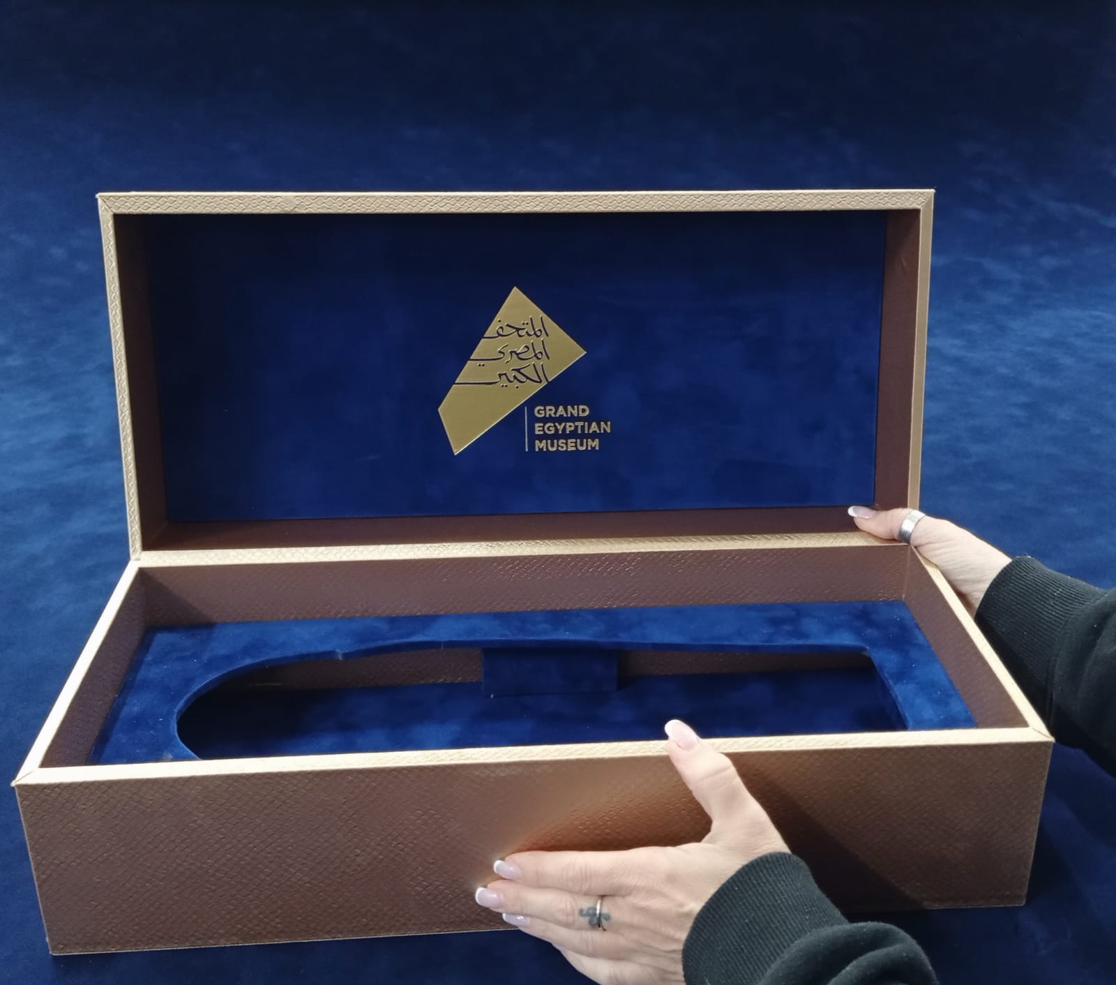 La cooperativa Legatoria Tuderte firma i cofanetti inviati ai grandi del mondo per l’inaugurazione del Grand Egyptian Museum